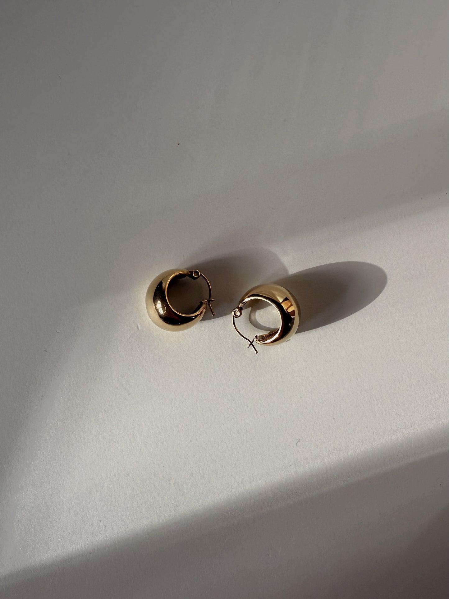 MAIA—18K Classic Round Huggies
